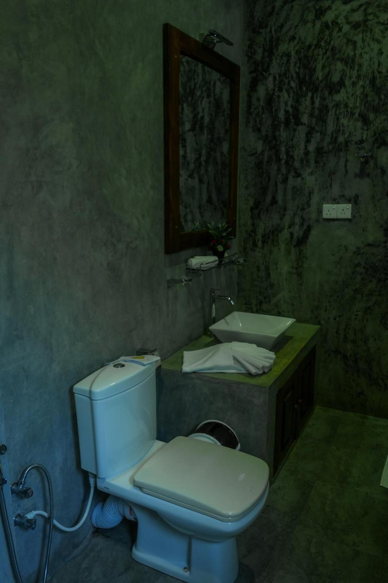Hotel Athgira ウダワラウェ エクステリア 写真